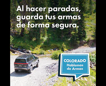 Un todoterreno negro está aparcado en un camino de tierra rodeado de árboles. El texto en español dice: Al hacer paradas, guarda tus armas de forma segura. Un recuadro azul dice: Colorado Hablemos de Armas.