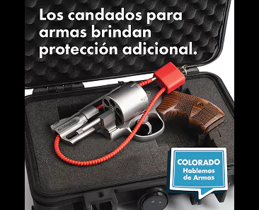 Un revólver con un candado de cable rojo está asegurado dentro de un estuche para armas forrado de espuma negra. El texto en español dice: Los candados para armas brindan protección adicional. Una placa azul dice: Colorado Hablemos de Armas.