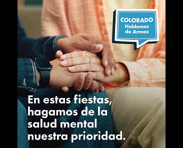 Dos personas se sientan juntas, una ofrece consuelo cogiendo la mano de la otra. Un globo de diálogo dice Colorado Hablemos de Armas. El texto de abajo dice: En estas fiestas, hagamos de la salud mental nuestra prioridad.