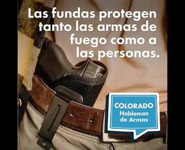 Una pistola en una funda negra se sujeta al cinturón de una persona. El texto en español dice: Las fundas protegen tanto las armas de fuego como a las personas. Una burbuja azul dice COLORADO Hablemos de Armas.