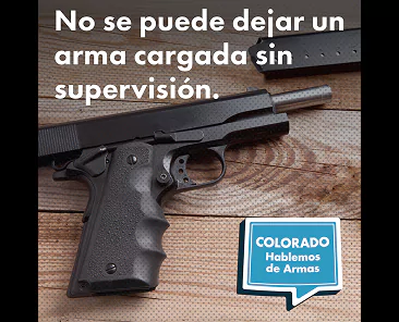 Una pistola con el cargador extraído yace sobre una superficie de madera. El texto que aparece encima dice: No se puede dejar un arma cargada sin supervisión. Un bocadillo azul en la parte inferior dice: Colorado Hablemos de Armas.