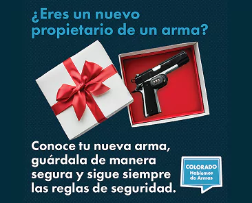 Una caja de regalo con un lazo rojo contiene una pistola. El texto en español pregunta si es un nuevo propietario de armas y aconseja guardar el arma de forma segura y seguir las normas de seguridad. Una caja azul dice COLORADO Hablemos de Armas.