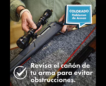Una persona inspecciona un rifle sobre una superficie gris. Un globo de diálogo azul dice, COLORADO Hablemos de Armas. El texto debajo dice, Revisa el cañón de tu arma para evitar obstrucciones.