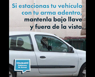 Un coche blanco aparcado junto a un muro. Un texto en español aconseja mantener las armas de fuego bajo llave y fuera de la vista si se dejan en un vehículo aparcado. Un logotipo azul dice Colorado Hablemos de Armas.