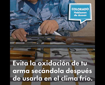 Una persona con uniforme de camuflaje azul limpia un arma de fuego sobre una superficie rayada. Un globo de diálogo dice "COLORADO Hablemos de Armas". Un texto en la parte inferior aconseja secar las armas después de usarlas en tiempo frío para evitar que se oxiden.