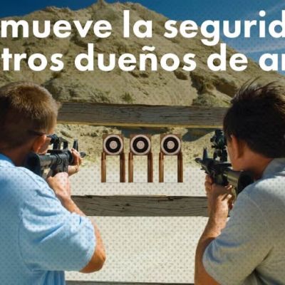 Dos hombres apuntan con sus rifles a blancos de papel en un campo de tiro al aire libre, con una valla de madera delante de ellos. Un texto en español promueve la seguridad con las armas. Un logotipo en la esquina dice: "Colorado Hablemos de Armas".