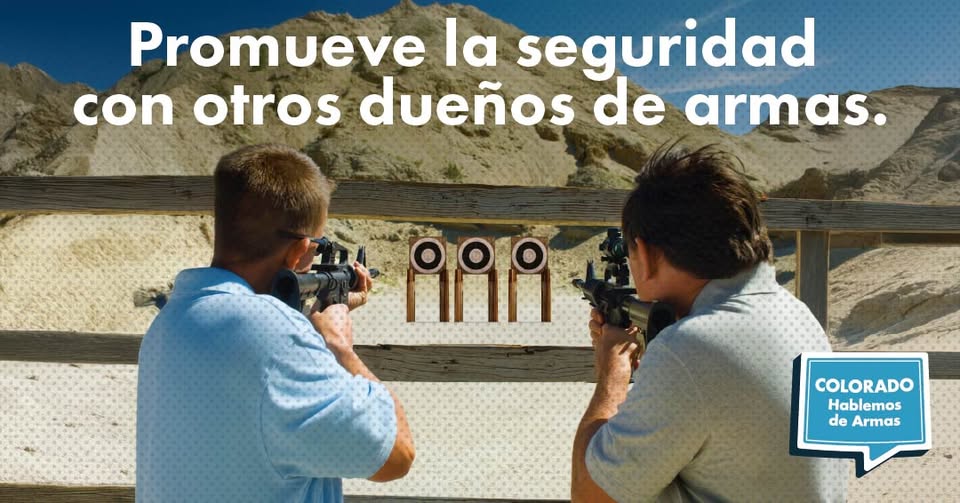Dos hombres apuntan con sus rifles a blancos de papel en un campo de tiro al aire libre, con una valla de madera delante de ellos. Un texto en español promueve la seguridad con las armas. Un logotipo en la esquina dice: "Colorado Hablemos de Armas".