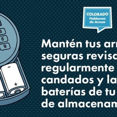 Ilustración de una cerradura de teclado numérico con pilas y un mensaje en español: "Mantén tus armas seguras revisando regularmente los candados y las baterías de tu sistema de almacenamiento".