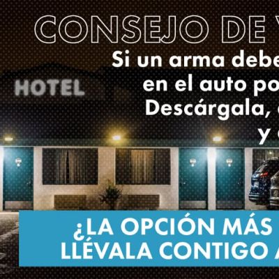 Imagen con texto en español: Consejo de viaje: Si un arma debe quedarse en el auto por la noche: Descárgala, asegúrala, y escóndela. ¿La opción más segura? Llévala contigo adentro. Un hotel de fondo y un letrero de Colorado.