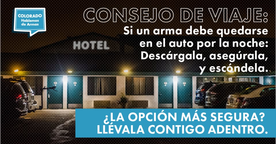 Imagen con texto en español: Consejo de viaje: Si un arma debe quedarse en el auto por la noche: Descárgala, asegúrala, y escóndela. ¿La opción más segura? Llévala contigo adentro. Un hotel de fondo y un letrero de Colorado.