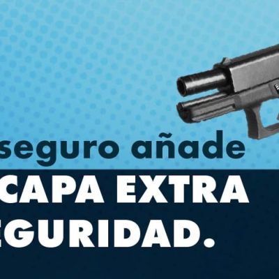 Sobre el texto en español aparece una pistola con un candado de cable rojo que atraviesa el cañón: Cada seguro añade una capa extra de seguridad. El fondo es azul con un globo de diálogo que dice Colorado Hablemos de Armas.