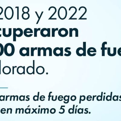 Gráfica informativa en español que señala que entre 2018 y 2022 se recuperaron 32,600 armas de fuego en Colorado. Insta a denunciar la pérdida o robo de armas de fuego en un plazo de 5 días. Incluye un logo azul con un globo de diálogo.