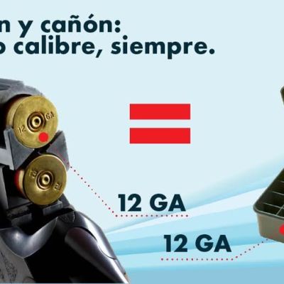 Se muestra una escopeta cargada con cartuchos del calibre 12 junto a una caja de munición del mismo calibre. El texto subraya la importancia de utilizar el mismo calibre para la munición y el arma de fuego: El mismo calibre, siempre.