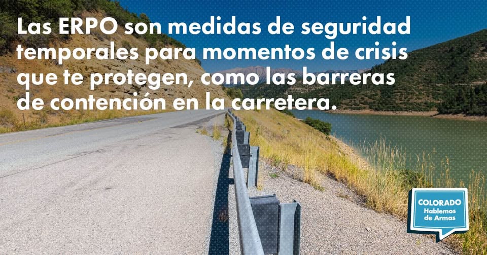 Una barrera de contención recorre el borde de una carretera junto a un lago y montañas; sobre la imagen hay un texto comparando las ERPO con barreras de seguridad. Hay un logotipo azul Colorado Hablemos de Armas en la esquina.