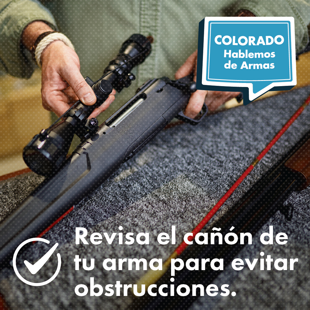Una persona inspecciona el cañón de un rifle sobre una mesa, con un cartel que dice "COLORADO Hablemos de Armas". El texto debajo dice: "Revisa el cañón de tu arma para evitar obstrucciones".