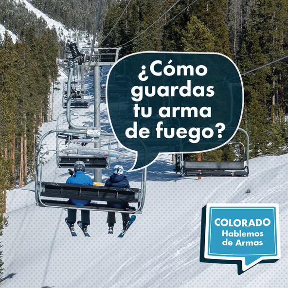 Dos personas montan en un telesilla sobre una ladera nevada y boscosa. Un globo de diálogo en español pregunta: ¿Cómo guardas tu arma de fuego? Un cartel azul dice: Colorado Hablemos de Armas.