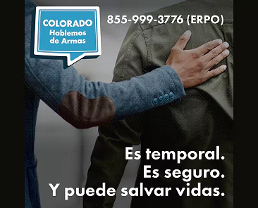 Una persona pone una mano de consuelo en la espalda de otra. El texto dice: Colorado Hablemos de Armas 855-999-3776 (ERPO). Es temporal. Es seguro. Y puede salvar vidas.
