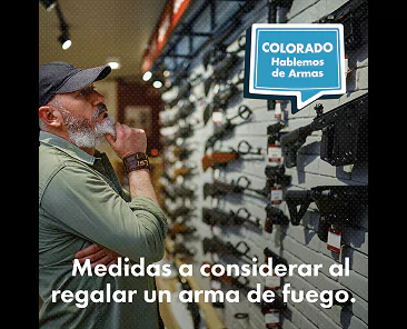A man looking at firearms displayed on a wall in a store, with a speech bubble that reads Colorado Hablemos de Armas and text below that reads Medidas a considerar al regalar un arma de fuego.