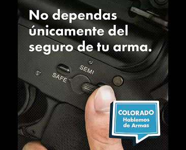 Una mano acciona el selector de seguridad de un arma de fuego, con un texto en español que dice No dependas únicamente del seguro de tu arma. Un bocadillo azul dice COLORADO Hablemos de Armas.