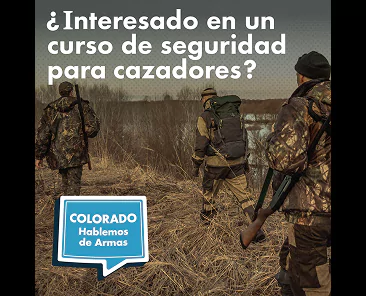 Three hunters in camouflage walking through a field with the text ¿Interesado en un curso de seguridad para cazadores? and a logo that says Colorado Hablemos de Armas.