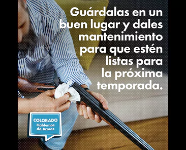 Una persona limpia un rifle con un trapo. Texto en español dice, Guárdalas en un buen lugar y dales mantenimiento para que estén listas para la próxima temporada. Logotipo de Colorado Hablemos de Armas en la esquina.