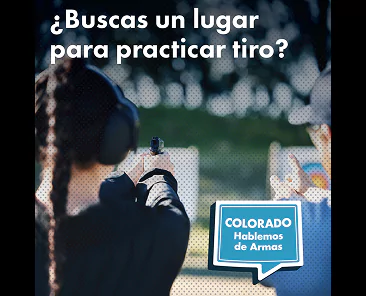 Una persona con protección auditiva apunta con una pistola en un campo de tiro al aire libre. El texto en español dice, ¿Buscas un lugar para practicar tiro? y hay un logotipo con un globo de diálogo que dice, COLORADO Hablemos de Armas.
