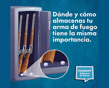 Imagen de tres rifles guardados en posición vertical en una caja fuerte cerrada. El texto en español dice: Dónde y cómo almacenas tu arma de fuego tiene la misma importancia. Una etiqueta azul dice: Colorado Hablemos de Armas.