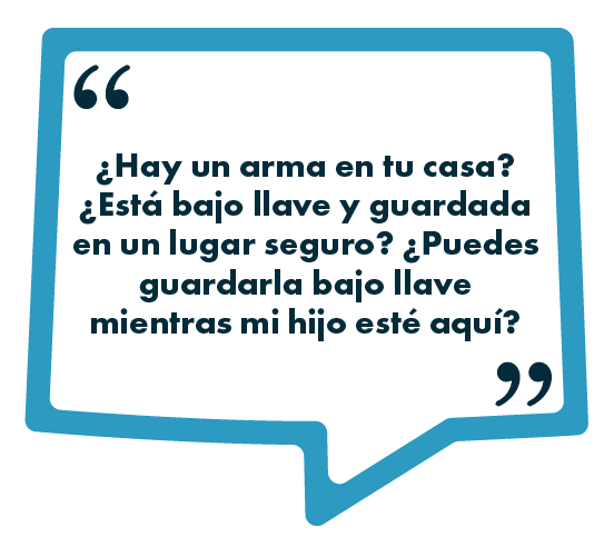 Un texto en español en un globo de diálogo azul pregunta si hay un arma en casa, si está bajo llave y guardada de forma segura, y si se puede mantener bajo llave mientras esté presente el hijo del interlocutor.