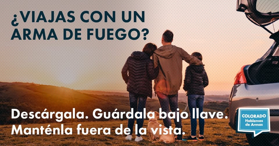 Una familia de tres miembros con un perro cerca de un maletero abierto al atardecer. Un texto en español aconseja a los viajeros que lleven un arma de fuego que la descarguen, la cierren con llave y la mantengan fuera de la vista. Aparece el logotipo de Colorado Hablemos de Armas.