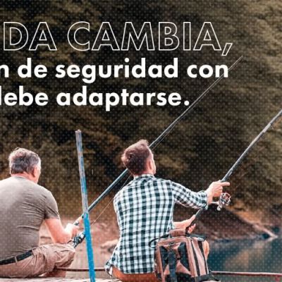 Dos personas sentadas una al lado de la otra pescando desde un muelle de madera junto a un lago, rodeadas de árboles. El texto en español dice: La vida cambia, y tu plan de seguridad con armas debe adaptarse.