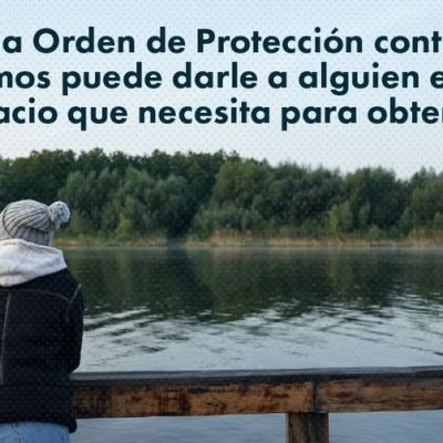 Una persona con gorro y chaqueta está de pie junto a una barandilla de madera, mirando hacia un lago con árboles al fondo. El texto en español explica cómo las órdenes de protección de riesgo extremo pueden ayudar a alguien a obtener apoyo.