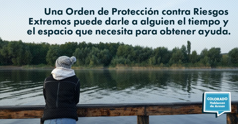 Una persona con gorro y chaqueta está de pie junto a una barandilla de madera, mirando hacia un lago con árboles al fondo. El texto en español explica cómo las órdenes de protección de riesgo extremo pueden ayudar a alguien a obtener apoyo.