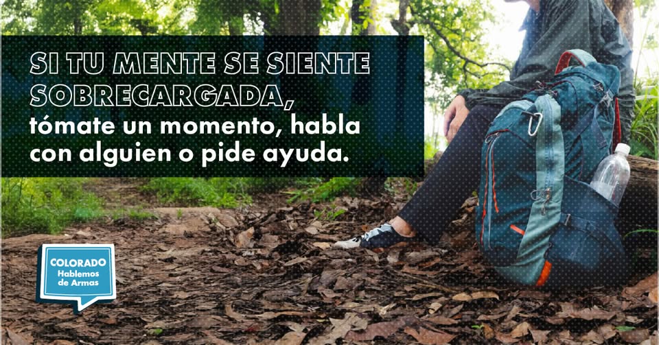 Una persona sentada en el suelo en un bosque junto a una mochila con una botella de agua. Un texto en español anima a buscar ayuda si uno se siente abrumado. En la esquina aparece el logotipo de Colorado Hablemos de Armas.