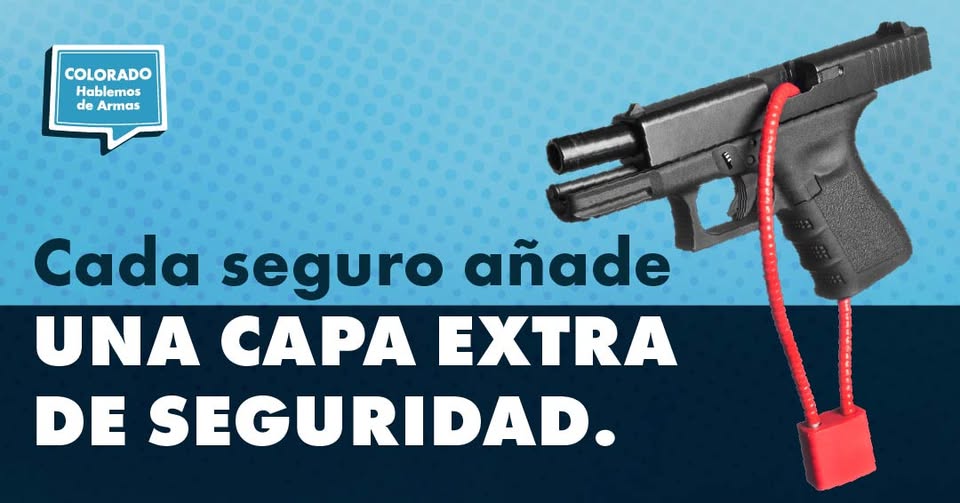 Sobre el texto en español aparece una pistola con un candado de cable rojo que atraviesa el cañón: Cada seguro añade una capa extra de seguridad. El fondo es azul con un globo de diálogo que dice Colorado Hablemos de Armas.