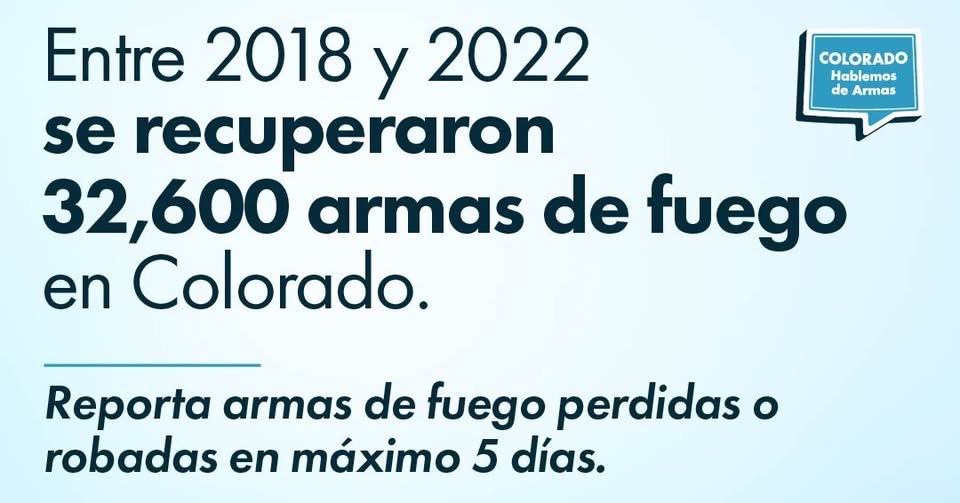 Gráfica informativa en español que señala que entre 2018 y 2022 se recuperaron 32,600 armas de fuego en Colorado. Insta a denunciar la pérdida o robo de armas de fuego en un plazo de 5 días. Incluye un logo azul con un globo de diálogo.