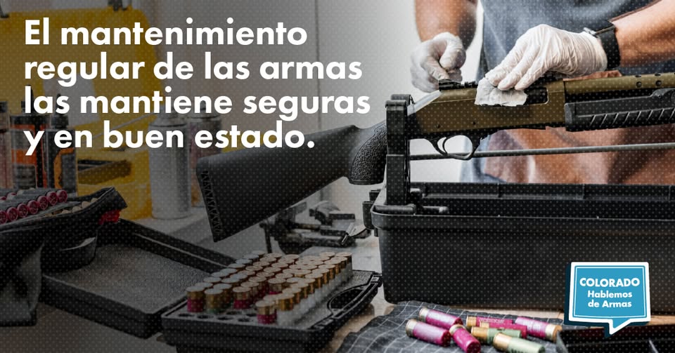 Una persona limpia un rifle sobre una mesa con artículos de limpieza para armas, munición y un estuche para armas. El texto en español dice, El mantenimiento regular de las armas las mantiene seguras y en buen estado.